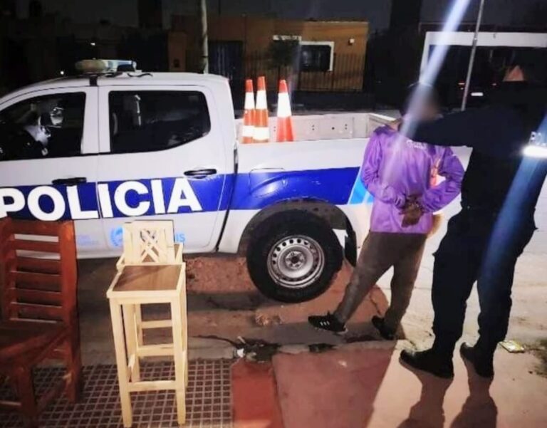 Un hombre de 31 años quedó demorado esta madrugada en San Luis después de que la Policía lo sorprendiera sacando cosas de una casa ajena.