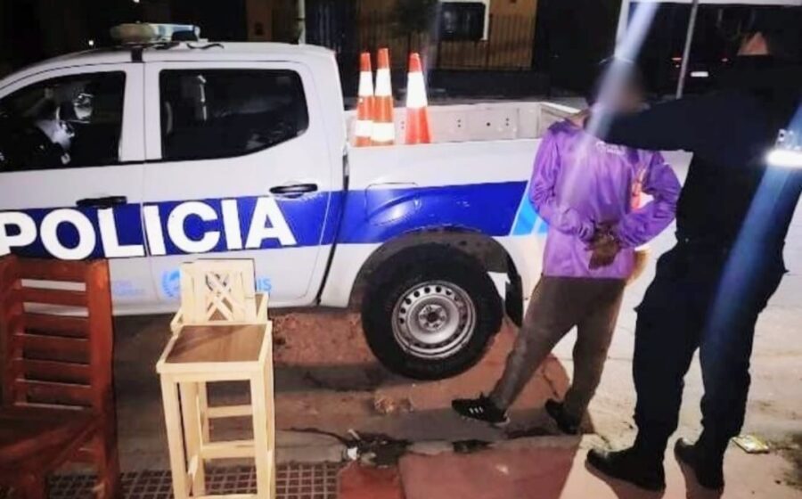 Un hombre de 31 años quedó demorado esta madrugada en San Luis después de que la Policía lo sorprendiera sacando cosas de una casa ajena.
