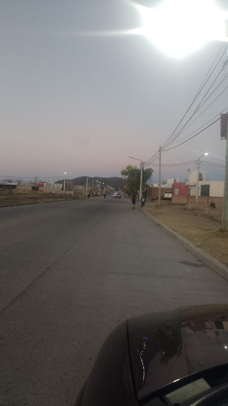 Choque entre Trafic y moto deja un herido en Cerro Charlone