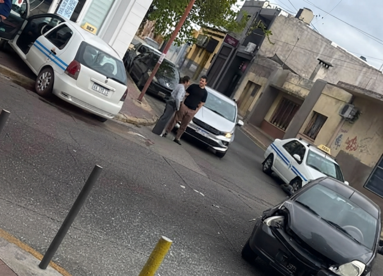 Un pasajero resultó herido tras un violento choque entre un taxi y un auto en pleno microcentro puntano