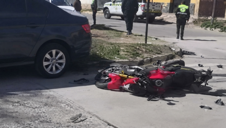 Fuerte choque entre una moto y un auto en Sarmiento y Abelardo Figueroa