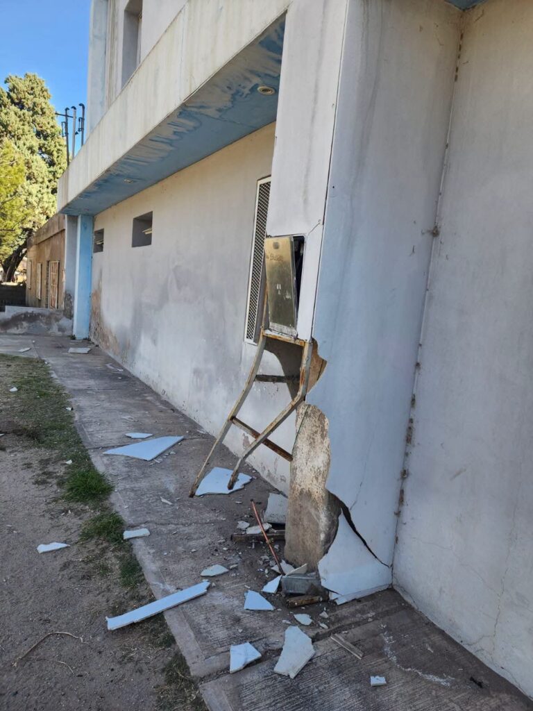 Nogolí: un motociclista embistió una columna, estuvo a punto de atropellar a una joven y se dio a la fuga