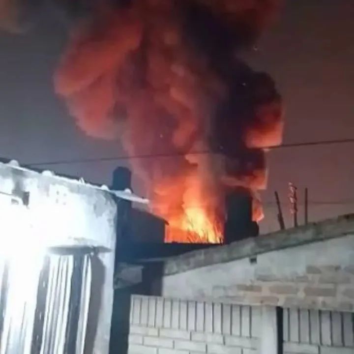 Dos vehículos destruidos por el fuego en Concarán: vecinos auxiliaron a una familia en la madrugada