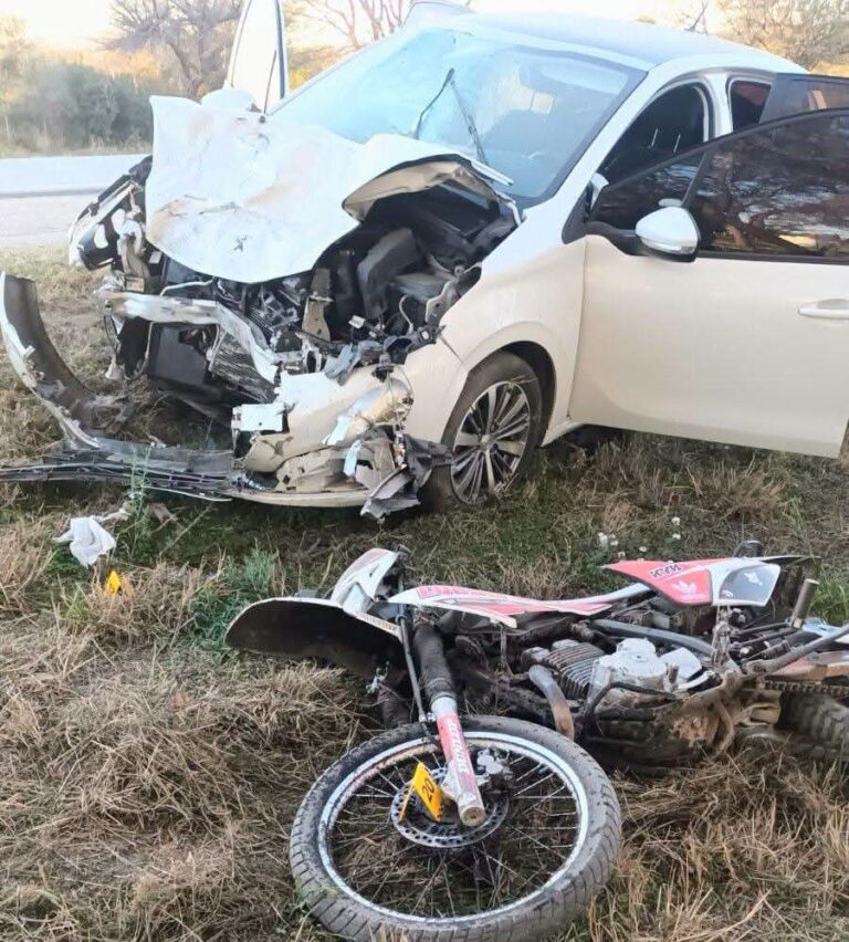 Un joven de 23 años perdió la vida este domingo en un choque entre su motocicleta y un automóvil en Quines.