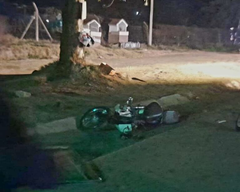 Un motociclista de 25 años murió tras chocar contra un poste y un cartel en Villa Mercedes