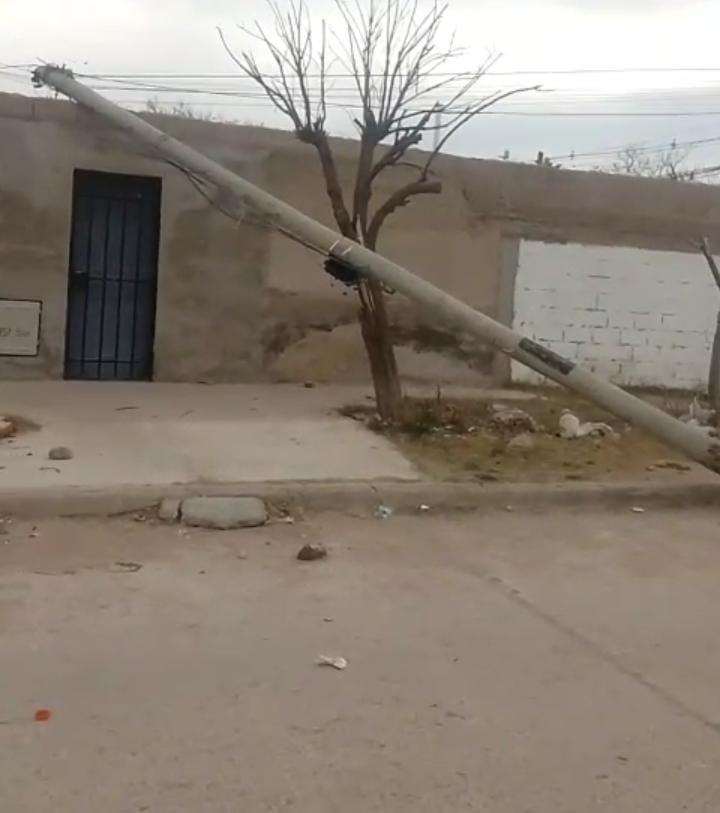 Poste caído genera preocupación entre vecinos y piden una solución urgente