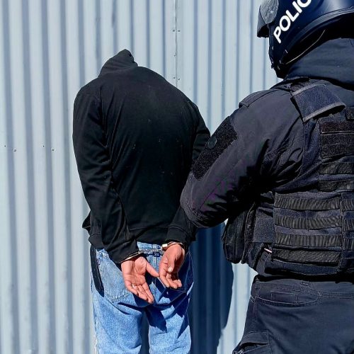 Detuvieron a un joven de 24 años que rompió la ventana de la casa de una mujer de 79 en San Luis