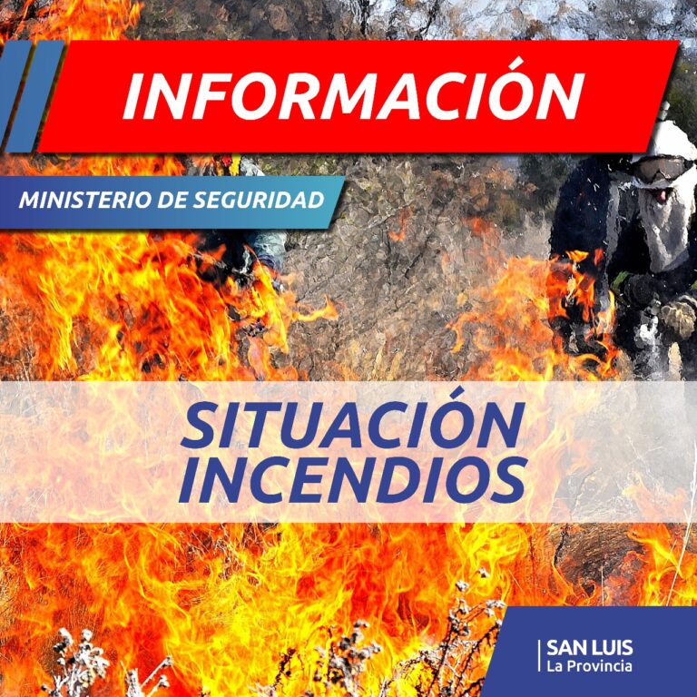 Bomberos trabajan para contener un incendio en El Volcán