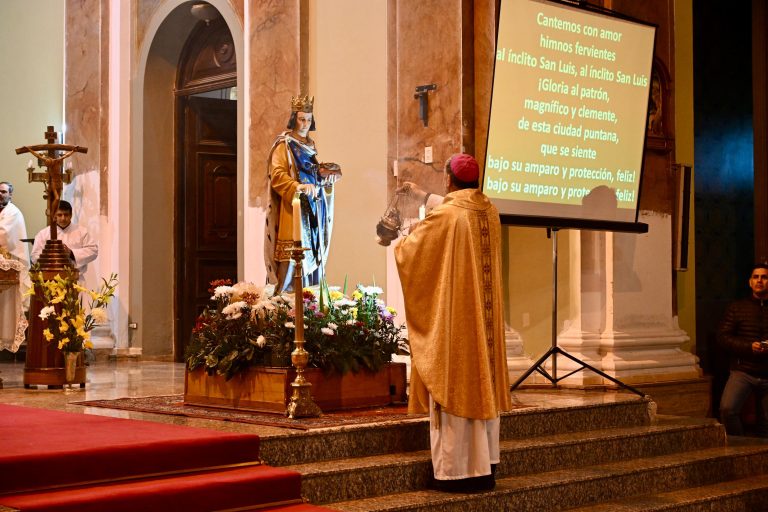 Multitudinaria Santa Misa y Procesión en honor a San Luis Rey por el 432° aniversario