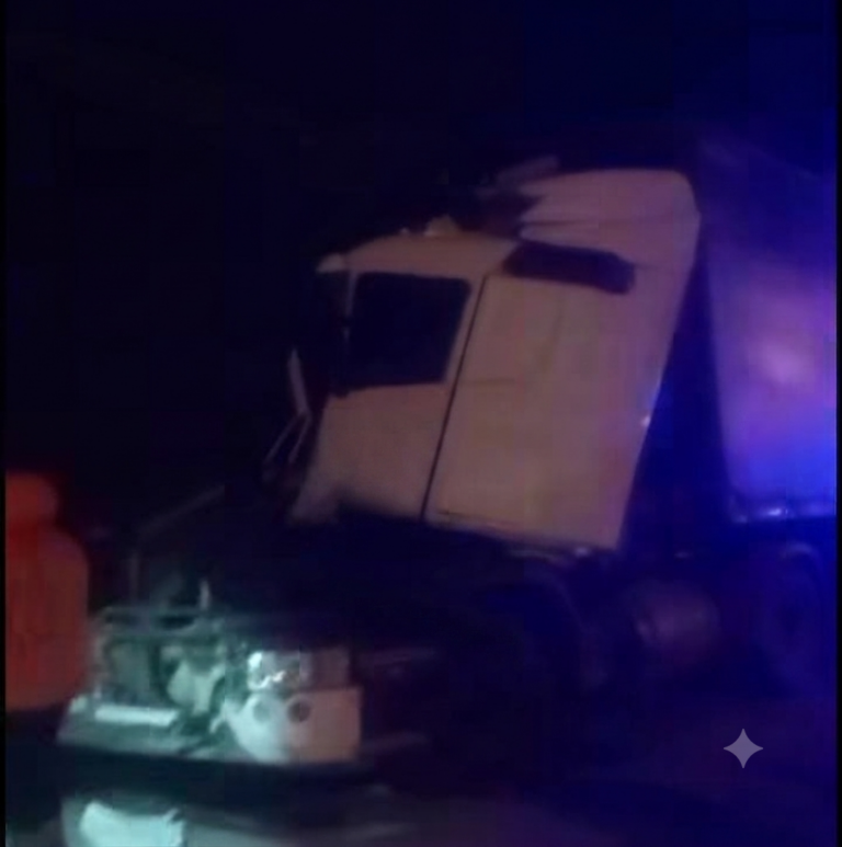 Fuerte accidente entre dos camiones brasileros en la Autopista de las Serranías Puntanas: uno de los conductores se salvó de milagro