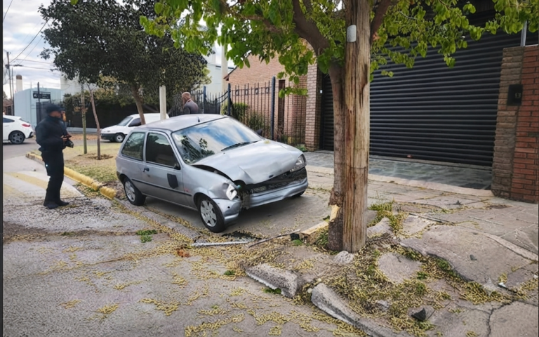 Choque en Lavalle y San Juan: un auto terminó contra un árbol tras impactar a otro vehículo