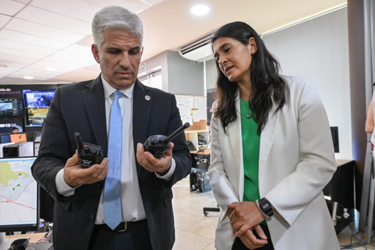 El gobernador Claudio Poggi había asegurado, al anunciar los últimos ascensos policiales, que «ya no hay más dedo ni discrecionalidad». Sin embargo, entre los nombres promovidos apareció Néstor Omar Sosa, hermano de la ministra de Seguridad, Nancy Sosa, quien además había sido pasado a retiro obligatorio en 2023.