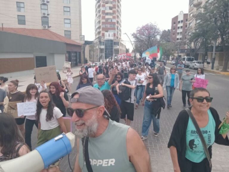 San Luis capital vivió este sábado una de las movilizaciones más importantes de los últimos meses. La Marcha de la Bronca, que tuvo réplicas en más de 30 ciudades del país, convocó en Av. Illia y Av. Lafinur a una multitud que superó ampliamente lo esperado.