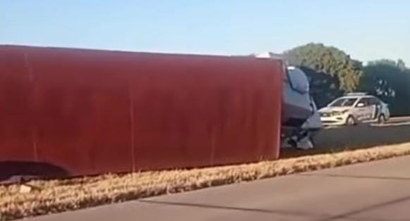 Volcó un camión Volvo en la autopista de las Serranías Puntanas