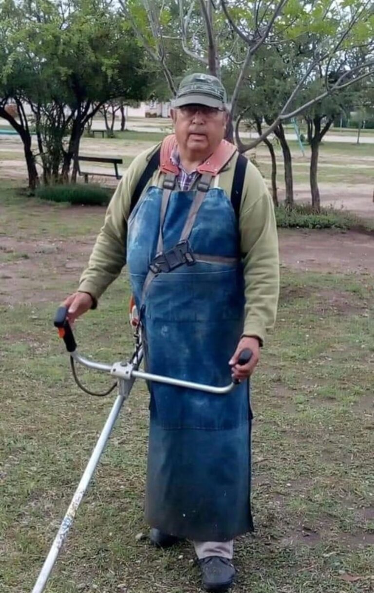 Valentín tenía 63 años cuando eligió cuidar esta plaza. Hoy se la quitan.