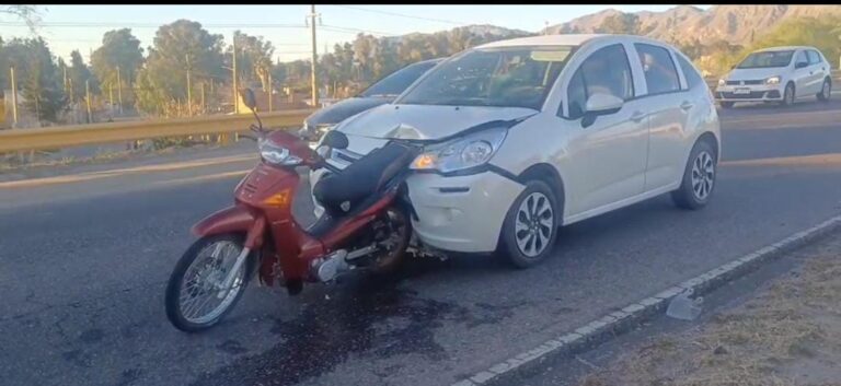 Fuerte choque en Av. Santos Ortiz: una moto quedó incrustada tras ser impactada de atrás