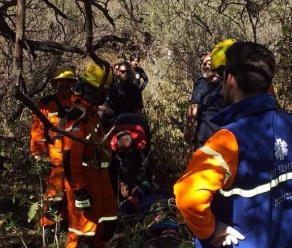 Rescataron a un parapentista uruguayo que cayó en un pantano en Cortaderas
