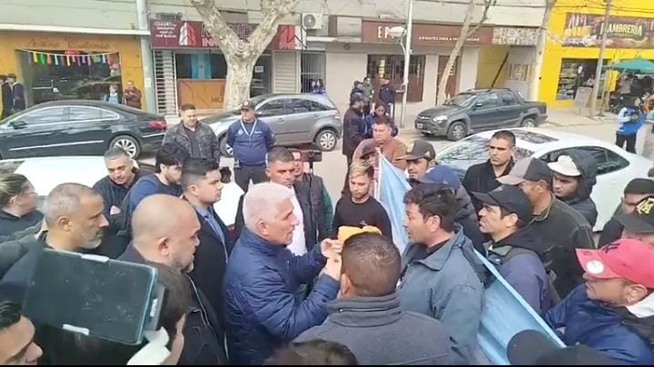 Trabajadores despedidos de la UOCRA protagonizaron un momento de tensión en la vía pública durante una manifestación dirigida al gobernador de San Luis, Claudio Poggi.