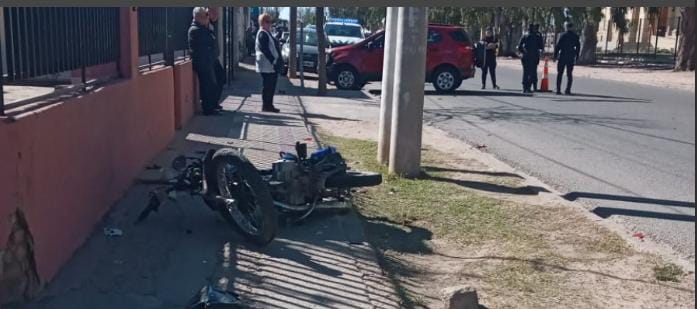 VIOLENTO CHOQUE EN AVENIDA JUSTO DARACT: UNA MOTOCICLISTA GRAVEMENTE HERIDA TRAS DERRAPAR E IMPACTAR CONTRA UNA PROPIEDAD