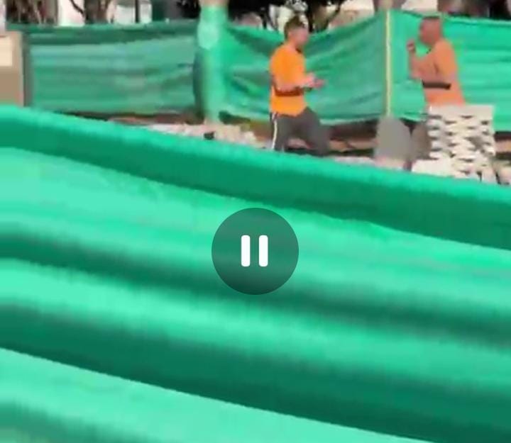 Video viral: dos operarios municipales protagonizan un confuso episodio en la obra de la Plaza Pringles