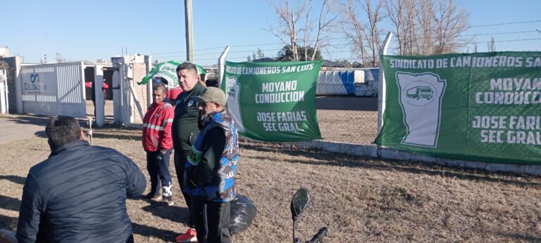 Una nueva protesta gremial expone la crítica situación laboral que atraviesan decenas de familias puntanas. Camioneros de San Luis se movilizaron este martes hasta la puerta de Deltacom, en el Parque Industrial Norte, para visibilizar un reclamo que ya lleva meses sin respuesta.