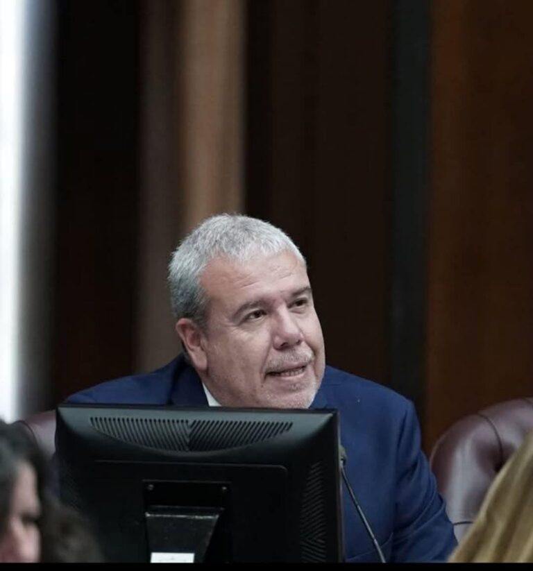 Moriñigo y su doble discurso: de la «calidad institucional» al «poné cualquiera y llenemos»