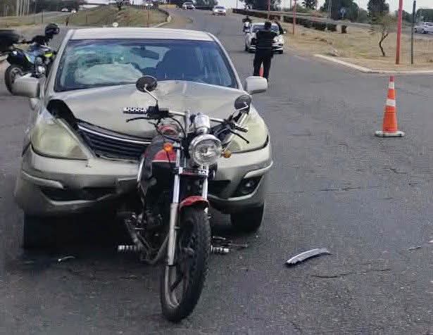 Una mujer embarazada y un hombre resultaron heridos tras un choque entre un automóvil y una motocicleta