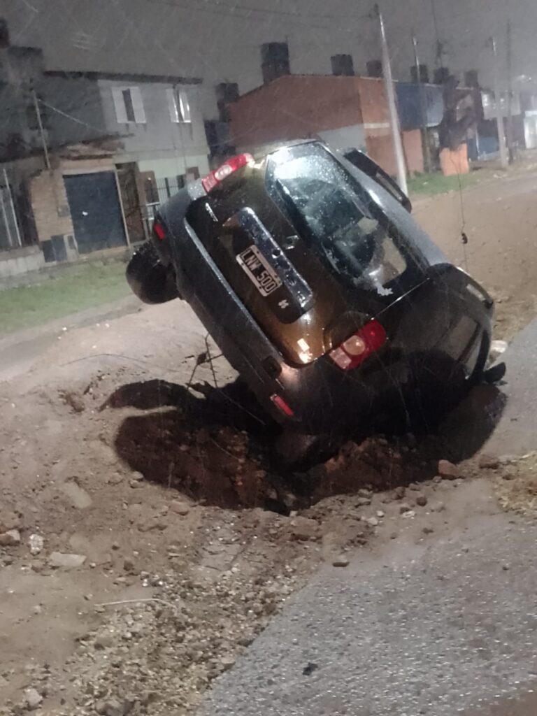 Un vehículo terminó adentro de un pozo en el barrio Santa Rita, en el oeste de la ciudad de San Luis, en un hecho que generó indignación entre los vecinos de la zona.