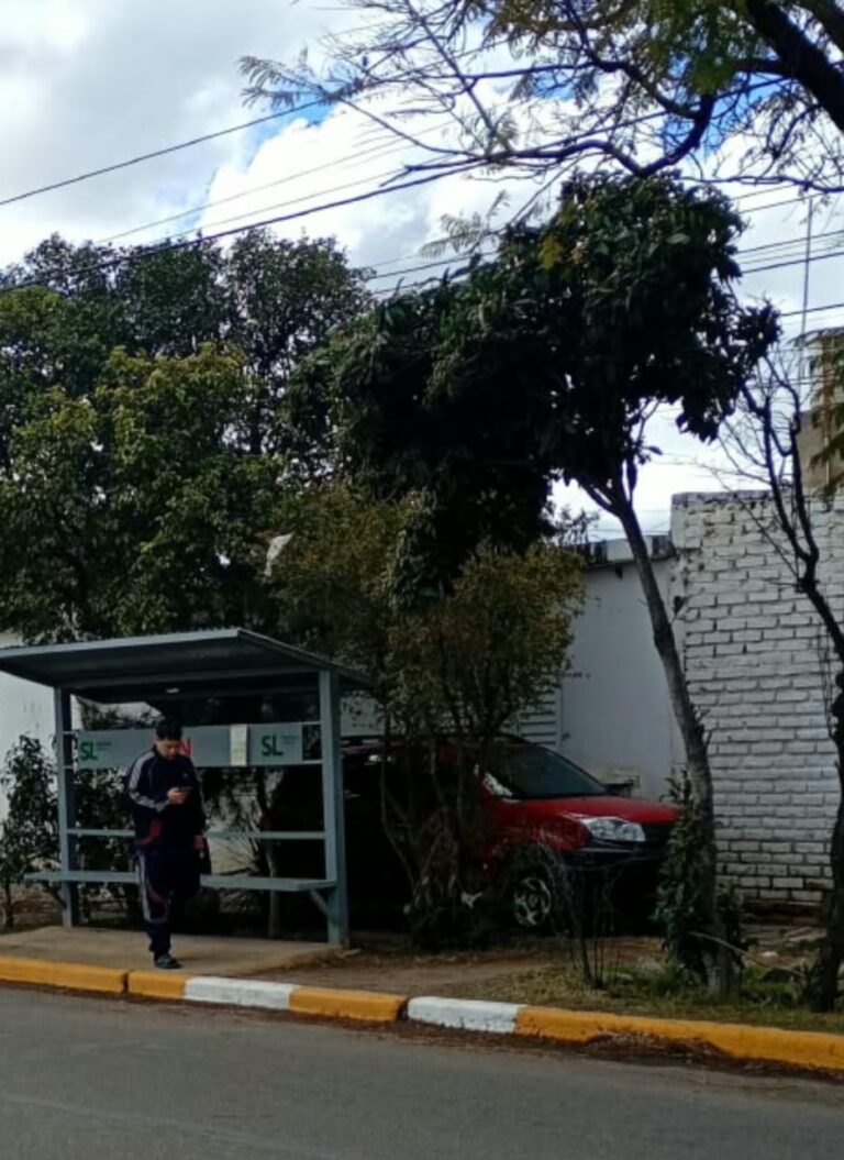 Accidente en Av. Sucre y Abelardo Figueroa: camioneta terminó en la vereda y una mujer fue asistida