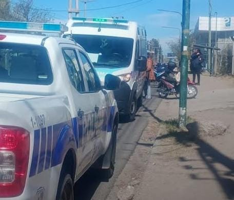 Accidente en la Ruta 3 Sur: un Fiat Uno tocó a una moto al querer sobrepasar a otro auto y una mujer terminó hospitalizada