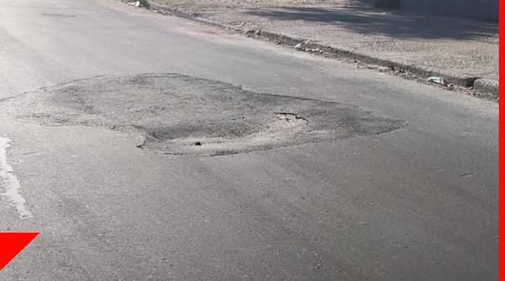 Vecinos de la capital puntana alertaron sobre un importante hundimiento en el asfalto de calle 25 de Mayo, a la altura de Santa Fe, en pleno centro de la ciudad de San Luis.