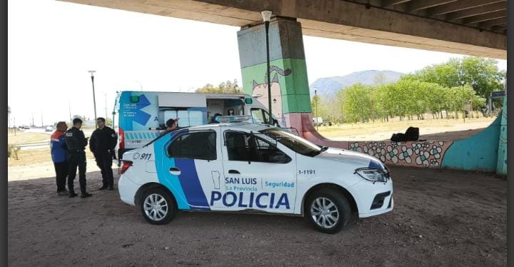 Motociclista cayó en la rotonda del Viaducto y denuncia que un auto lo tocó y se dio a la fuga