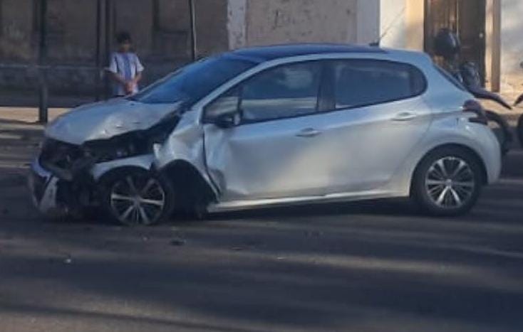 Chocó contra un transformador y partió el poste | San Luis