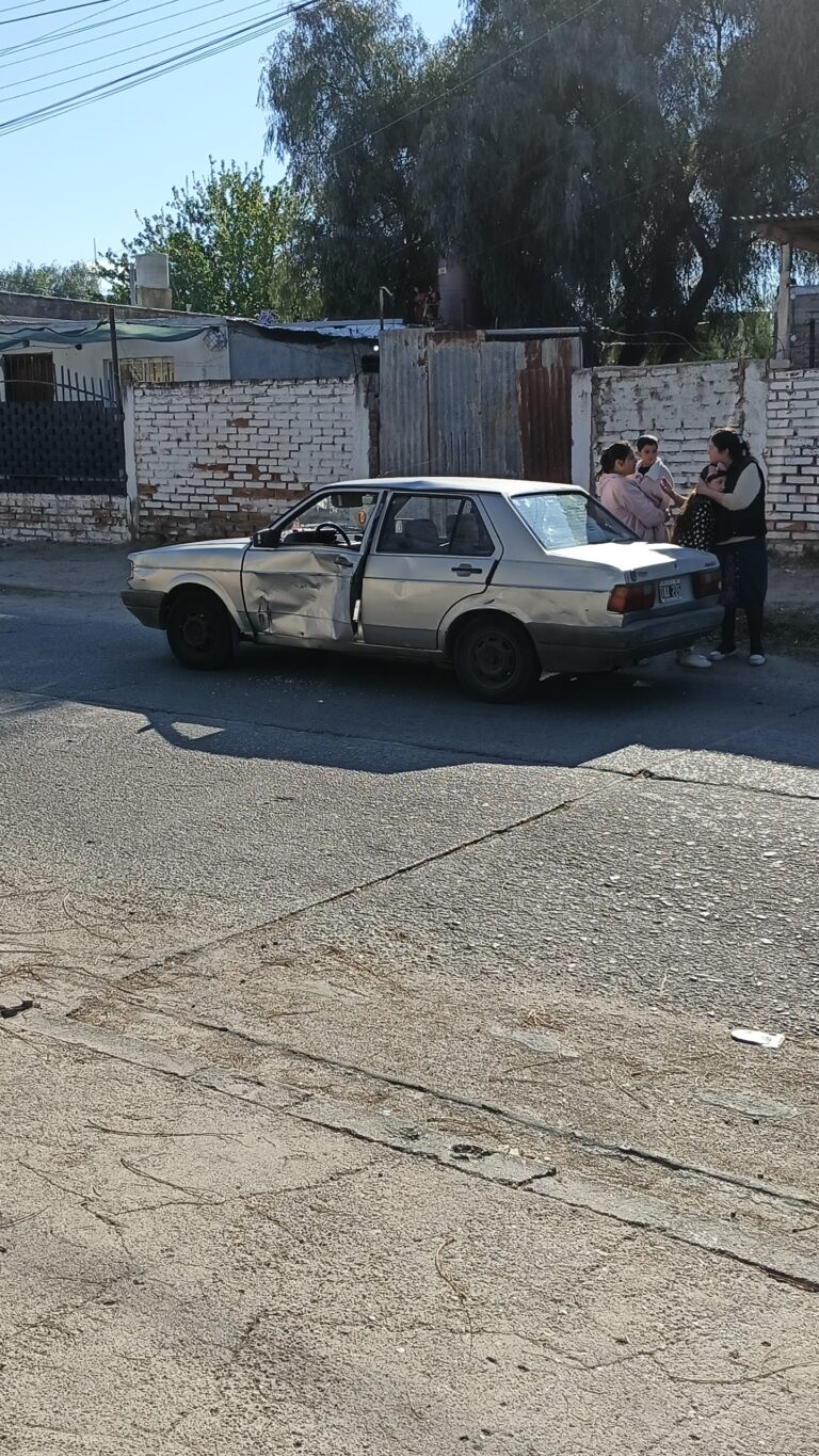 Un choque entre un auto y una moto se registró este mediodía en la intersección de Balcarce y Santa Fe.