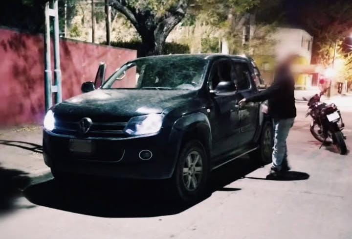 Durante la madrugada de este domingo, personal de la División Respuesta Inmediata Motorizada (D.R.I.M.), con intervención de efectivos de la Comisaría Seccional 12.ª, detectó una camioneta que circulaba en contramano y a alta velocidad en la zona de Juan W. Gez y 25 de Mayo, en Villa Mercedes.