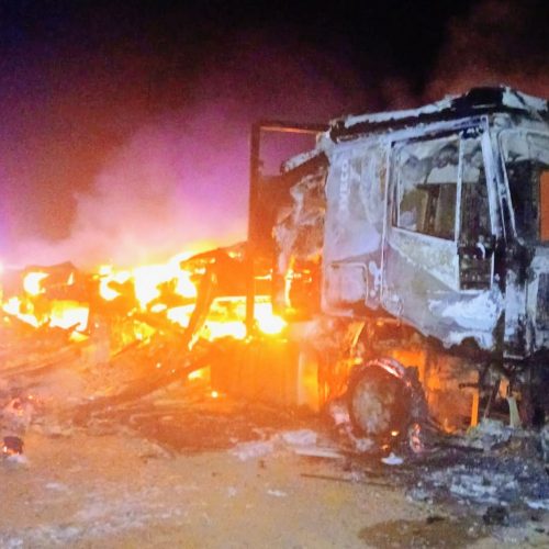 Un desperfecto en el sistema eléctrico provocó un incendio que redujo a chatarra a un camión Iveco con semirremolque cargado con palets de madera, sobre la ruta nacional 147.
