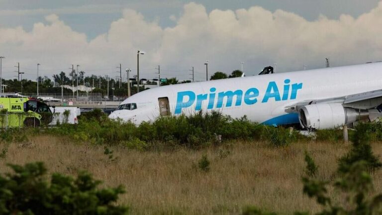 Se estrelló un avión de Amazon en Miami: cayó atravesado sobre una ruta y quedó envuelto en llamas