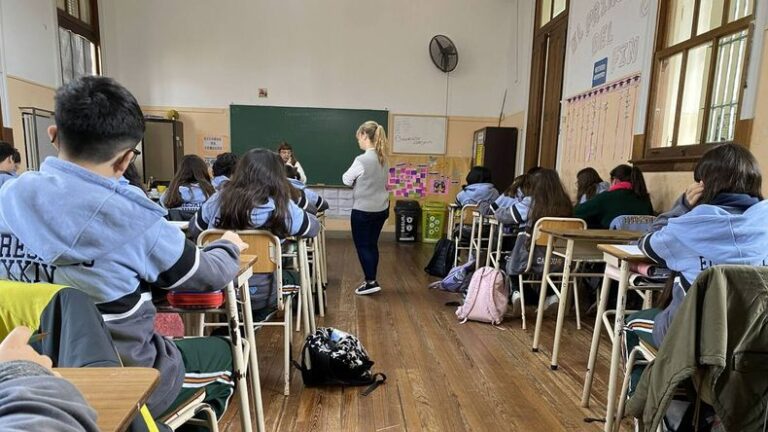 La docencia atraviesa uno de sus peores momentos en Argentina. Según datos difundidos en el Día del Maestro, las inscripciones a profesorados cayeron un 23% desde 2017, y el 55% de los estudiantes abandona la carrera durante el primer año.