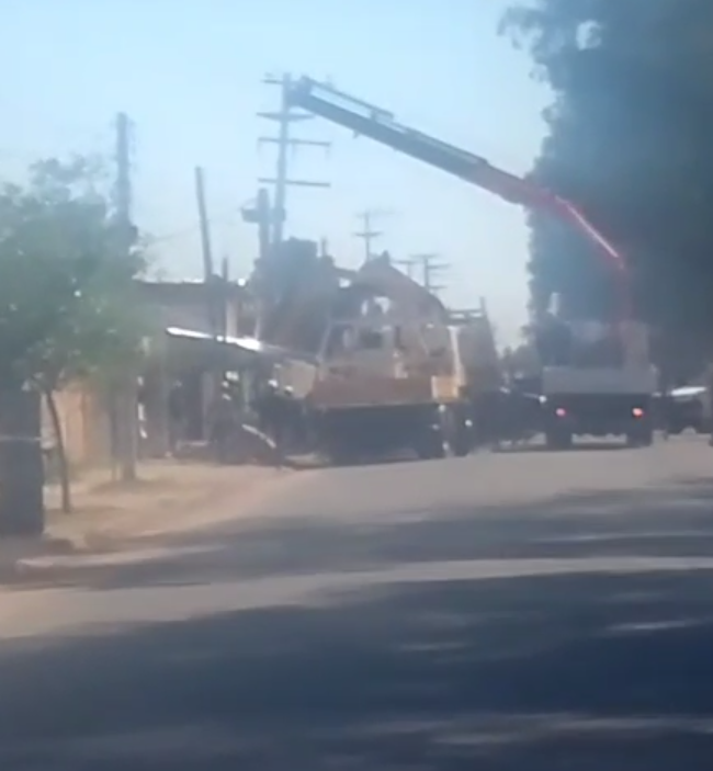 ÚLTIMA HORA: personal de Edesal continúa trabajando en el lugar para levantar el poste de cemento que quedó partido tras el choque registrado esta mañana en la zona de Elpidio González y Justo Daract.